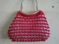 bolsa rosa tejida con fichas de lata